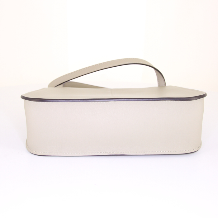 Bolso bandolera Hermès Halzan mini en cuero swift verde Sauge - Detail D4