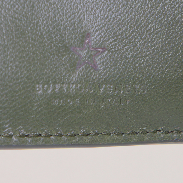 Billetera Bottega Veneta en cuero intrecciato verde - Detail D2