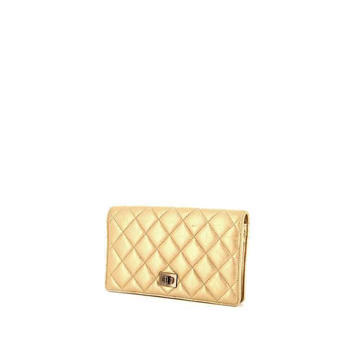 Chic portefeuille Chanel Chanel 2.55 - Wallet en cuir matelassé doré, garniture en métal argenté. Fermeture mademoiselle en métal argenté sur rabat. Doublure intérieure en cuir doré, 2 compartiments, 8 emplacements pour cartes, cinq poches plaquées pour les billets. Signature: 