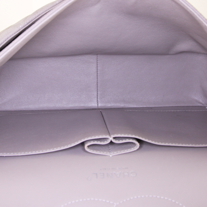 Sac bandoulière Chanel Timeless jumbo en cuir grainé matelassé gris - Detail D3