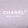 Sac bandoulière Chanel Timeless jumbo en cuir grainé matelassé gris - Detail D4 thumbnail