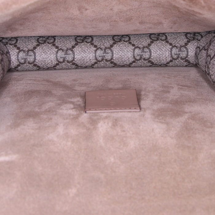 Bolso para llevar al hombro o en la mano Gucci Dionysus modelo pequeño en lona Monogram revestida beige y ante beige - Detail D3