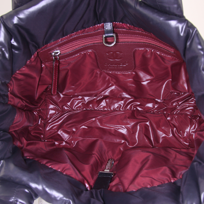 Bolso de mano Chanel Coco Cocoon en lona acolchada negra y cuero negro - Detail D2