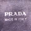 Bolso de mano Prada Vitello en cuero bicolor color burdeos y negro - Detail D3 thumbnail