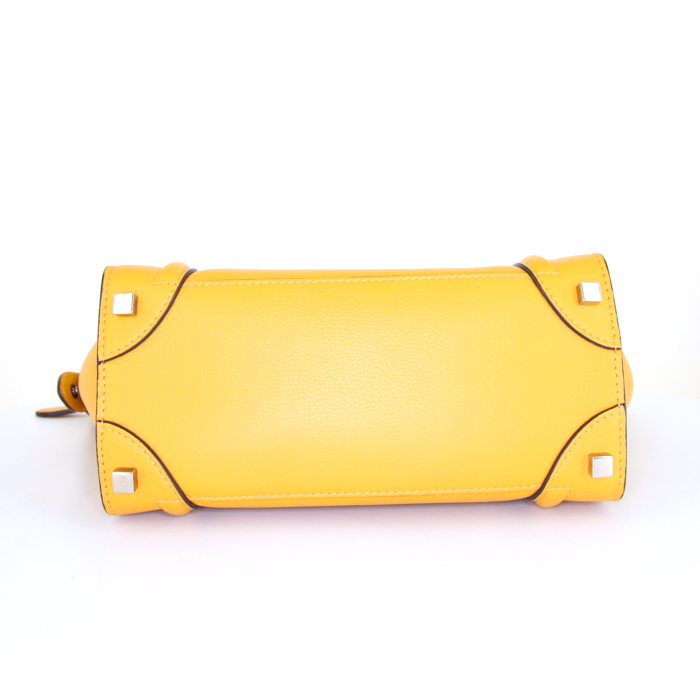 Bolso de mano Celine Luggage Micro en cuero granulado amarillo - Detail D4