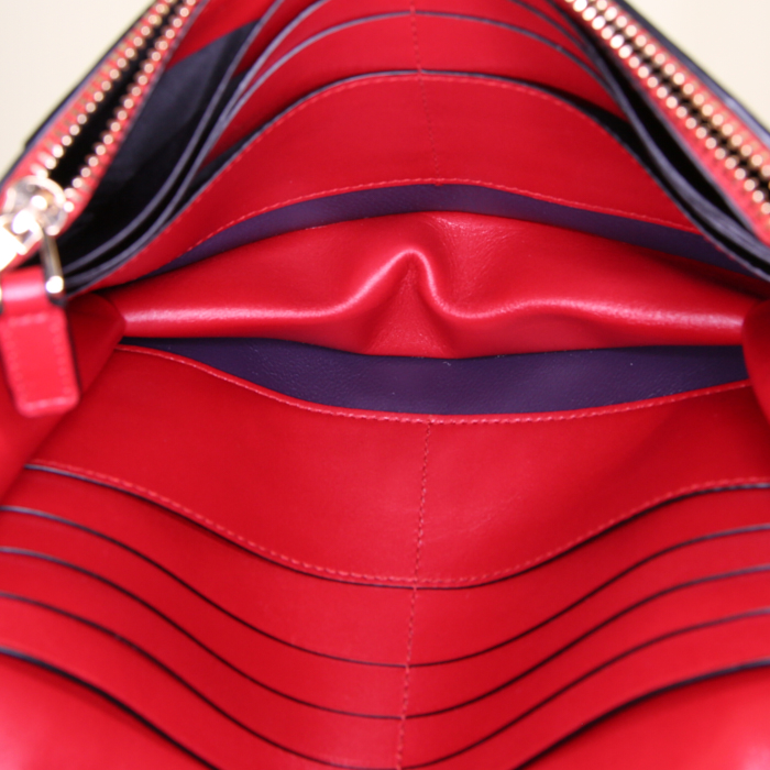Bulgari Serpenti shoulder bag in red leather - Detail D2