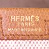 Bolsito de mano Hermes Jige en lona beige y cuero color oro - Detail D3 thumbnail