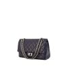 Bolso bandolera Chanel 2.55 en cuero acolchado azul marino - 00pp thumbnail