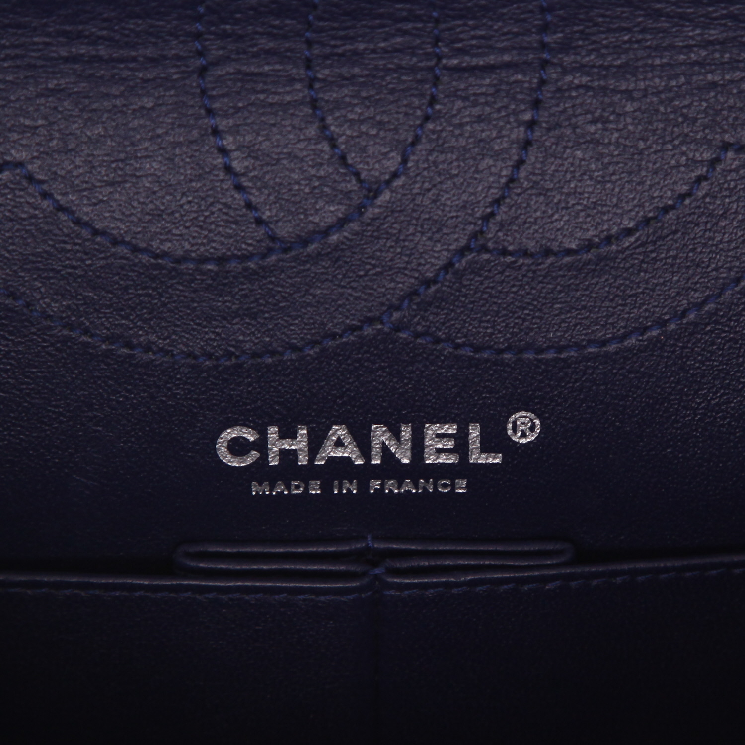 Chanel 2.55 shoulder bag in navy blue quilted leather - Detail D2
