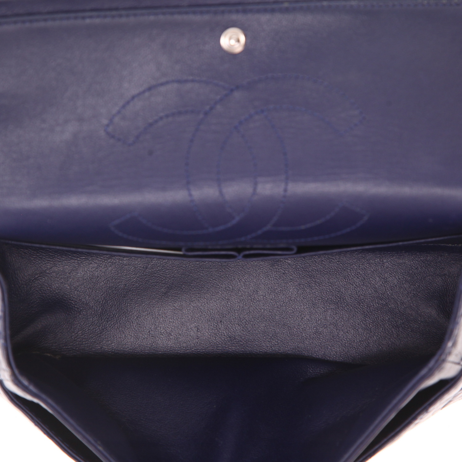 Sac bandoulière Chanel 2.55 en cuir matelassé bleu-marine - Detail D3
