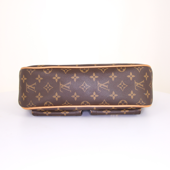 Sac bandoulière Louis Vuitton Manhattan en toile monogram marron et cuir naturel - Detail D4