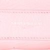 Bolso de mano Yves Saint Laurent Chyc en cuero granulado rosa - Detail D3 thumbnail