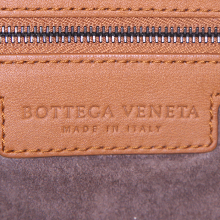Bolso de mano Bottega Veneta Veneta en cuero intrecciato color caramelo - Detail D3