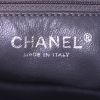 Bolso para llevar al hombro o en la mano Chanel Camera en cuero acolchado gris - Detail D4 thumbnail