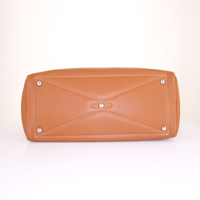 Hermes Victoria handbag in gold leather taurillon clémence - Detail D4