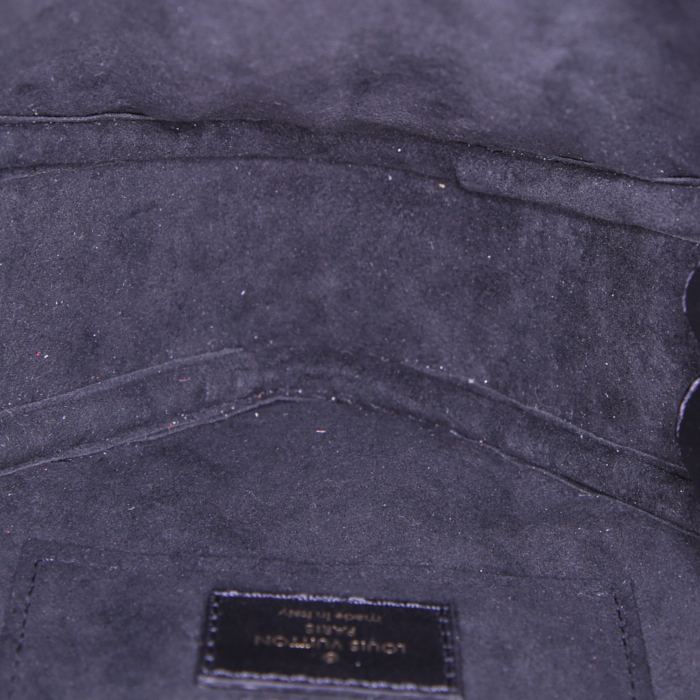 Sac bandoulière Louis Vuitton New Wave en cuir matelassé noir - Detail D2