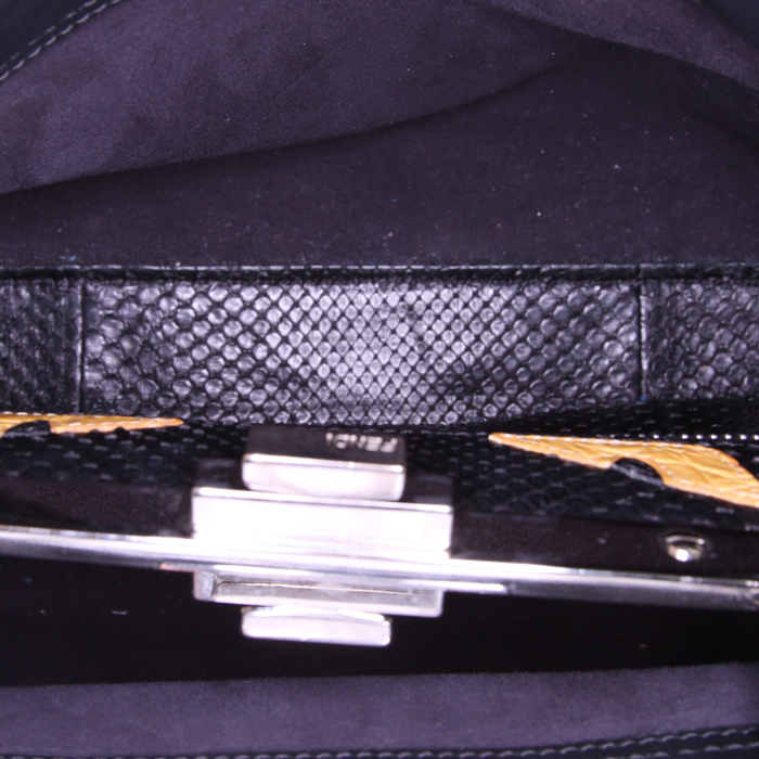 Fendi Peekaboo Regular handbag in black leather - Detail D3