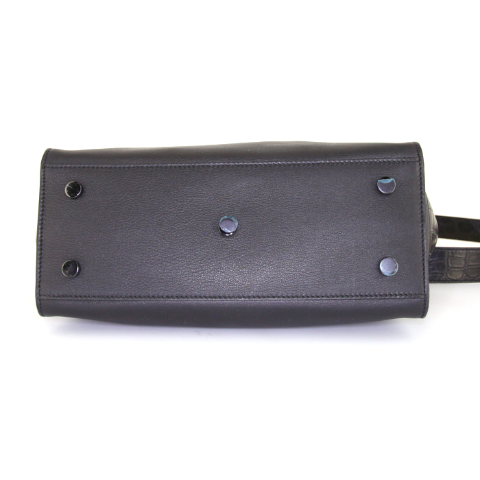 Yves Saint Laurent Chyc handbag in black leather and black leather - Detail D5