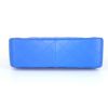 Bolso de mano Chanel Timeless jumbo en cuero acolchado azul - Detail D5 thumbnail