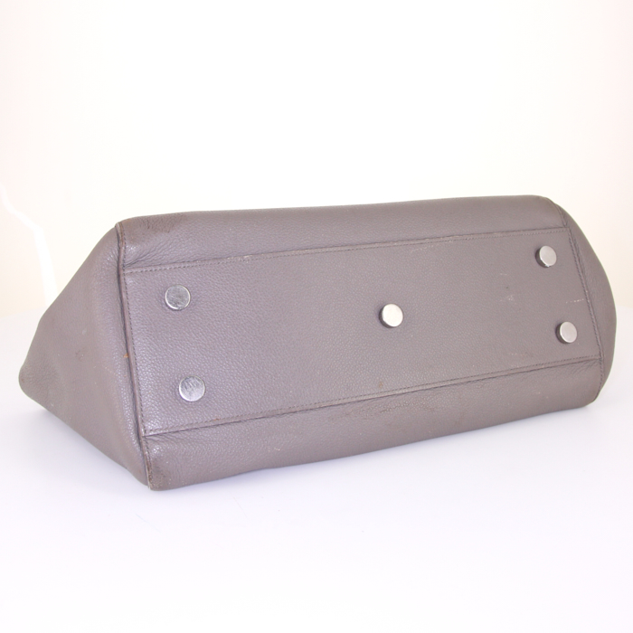Saint Laurent shoulder bag in grey leather - Detail D5