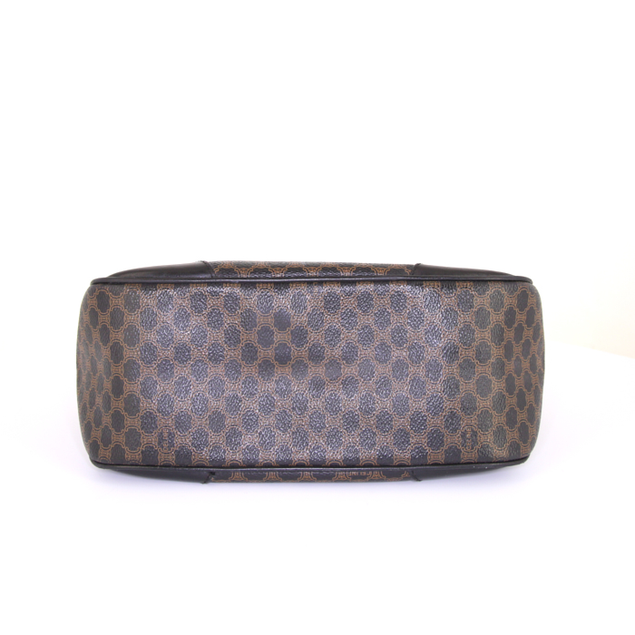 Celine Vintage bag worn on the shoulder or carried in the hand in black and brown bicolor coated Triomphe canvas and black leather - Detail D4