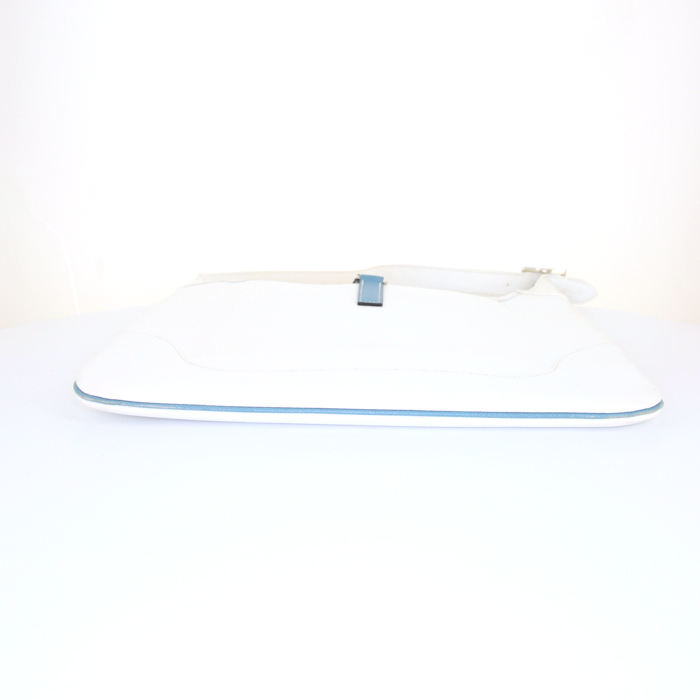 Bolso para llevar al hombro o en la mano Hermès Trim en cuero togo blanco y junco azul - Detail D4