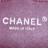 Chanel Timeless jumbo shoulder bag in black quilted grained leather - Detail D4 thumbnail