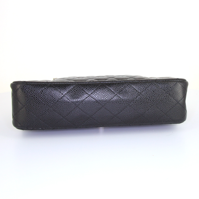 Bolso de mano Chanel Timeless en cuero granulado acolchado negro - Detail D5