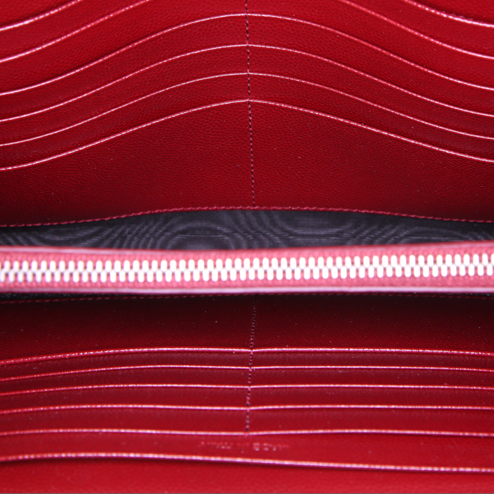 Sac bandoulière Saint Laurent Wallet on Chain en cuir grainé matelassé rouge - Detail D2
