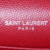 Borsa a tracolla Saint Laurent Wallet on Chain in pelle martellata e trapuntata rossa con motivo a spina di pesce - Detail D3 thumbnail
