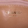 Bolso de mano Chanel Medaillon en cuero granulado acolchado beige - Detail D3 thumbnail