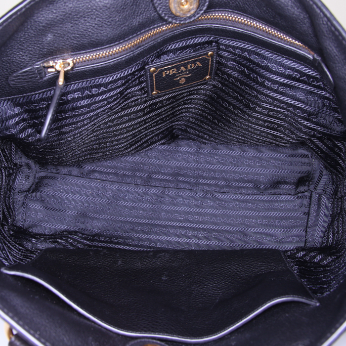 Prada shopping bag in black leather - Detail D2