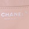 Chanel Timeless jumbo shoulder bag in beige quilted grained leather - Detail D5 thumbnail