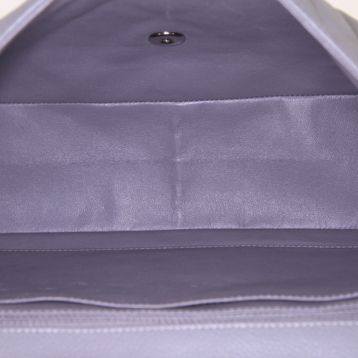 Borsa a tracolla Chanel Timeless jumbo in pelle martellata e trapuntata grigia - Detail D3