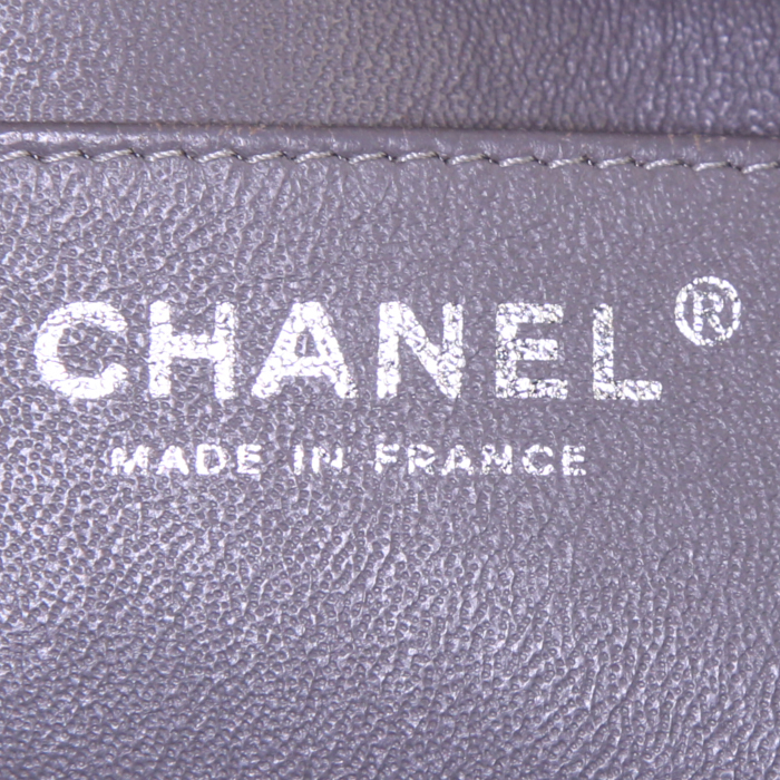 Borsa a tracolla Chanel Timeless jumbo in pelle martellata e trapuntata grigia - Detail D4