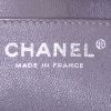 Chanel Timeless jumbo shoulder bag in grey quilted grained leather - Detail D4 thumbnail