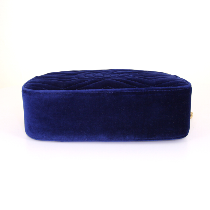 Sac bandoulière Gucci GG Marmont en velours matelassé bleu - Detail D4