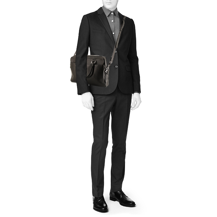 Porta-documentos Louis Vuitton Voyage en cuero taiga negro y cuero negro - Detail D2