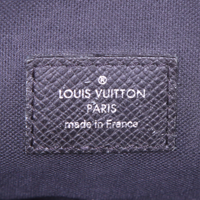 Porta-documentos Louis Vuitton Voyage en cuero taiga negro y cuero negro - Detail D4