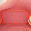 Sac cabas Louis Vuitton Neverfull Editions Limitées Stephen Sprouse grand modèle en toile monogram marron et rouge-orangé et cuir naturel - Detail D2 thumbnail