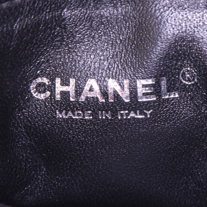 Chanel Timeless jumbo shoulder bag in black and white jersey and black leather - Detail D4