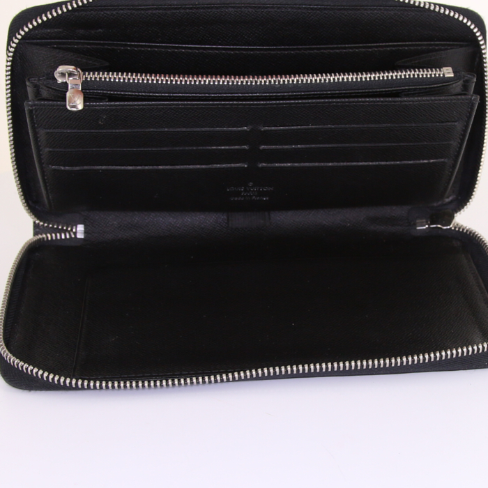 Billetera Louis Vuitton Organizer en cuero Epi negro - Detail D2