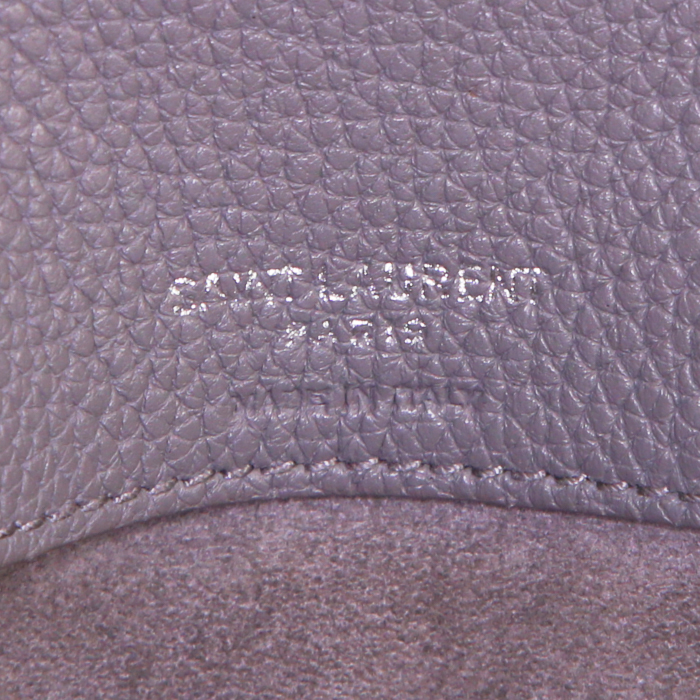 Sac bandoulière Saint Laurent Sac de jour souple en cuir grainé gris - Detail D4