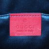 Sac bandoulière Gucci GG Marmont Camera petit modèle en velours matelassé rouge - Detail D3 thumbnail