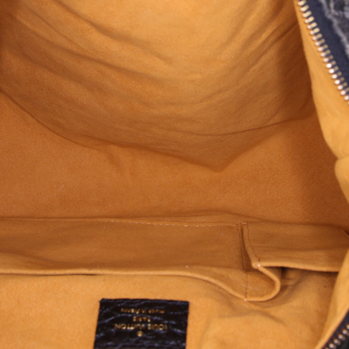 Bolso bandolera Louis Vuitton XS en lona denim Monogram dos tonos negra y gris y cuero granulado negro - Detail D2