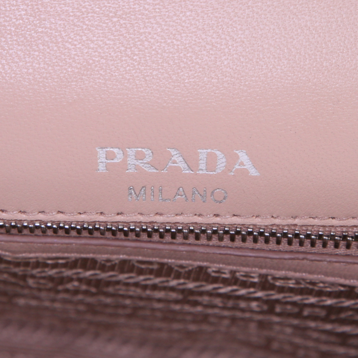 Prada Gaufre shoulder bag in powder pink leather - Detail D4