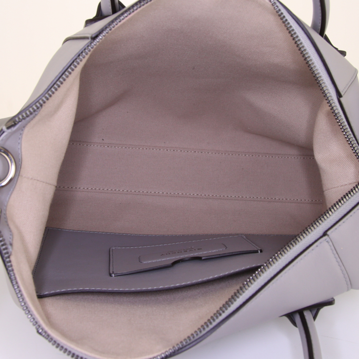 Borsa a tracolla Givenchy in pelle grigia - Detail D3