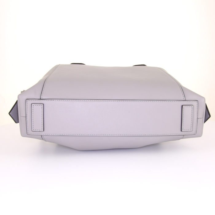 Borsa a tracolla Givenchy in pelle grigia - Detail D5