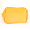 Sac à main Louis Vuitton petit Noé en cuir épi orange - Detail D4 thumbnail