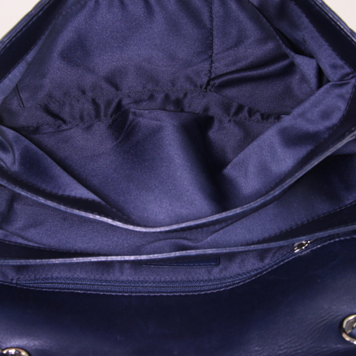 Chanel Timeless jumbo shoulder bag in navy blue quilted leather - Detail D3